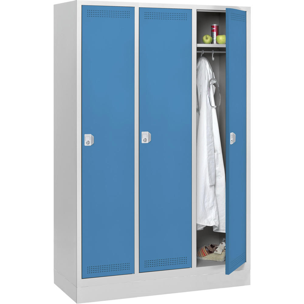 Metalen garderobekast SP PROFI SYSTEM met sokkel | lichtblauw RAL 5012 | met sokkel | 400 | cilinderslot